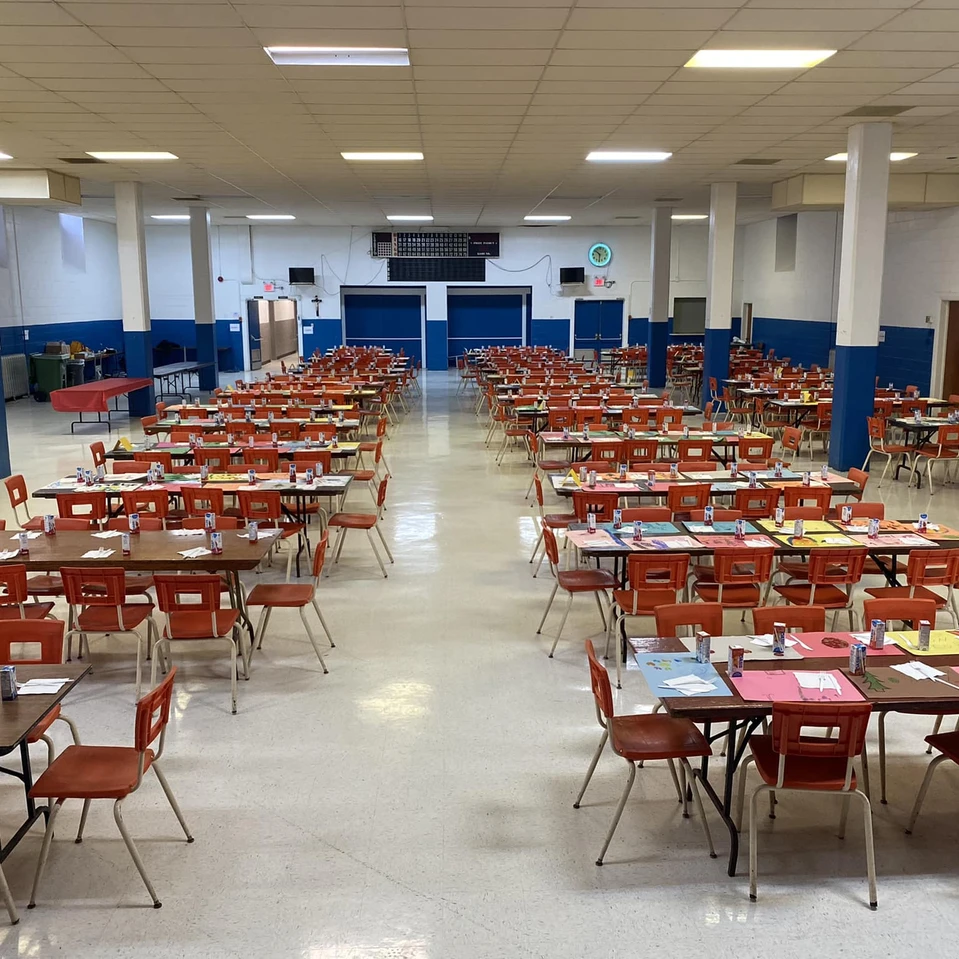 une salle à l'école avec tables et chaises